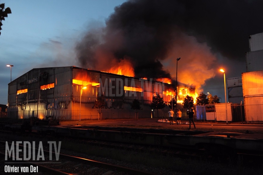 Zeer grote brand bij Van Gansewinkel Ophemertstraat Rotterdam (video)