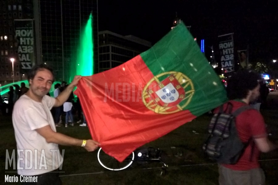 Portugezen vieren feest op het Hofplein in Rotterdam