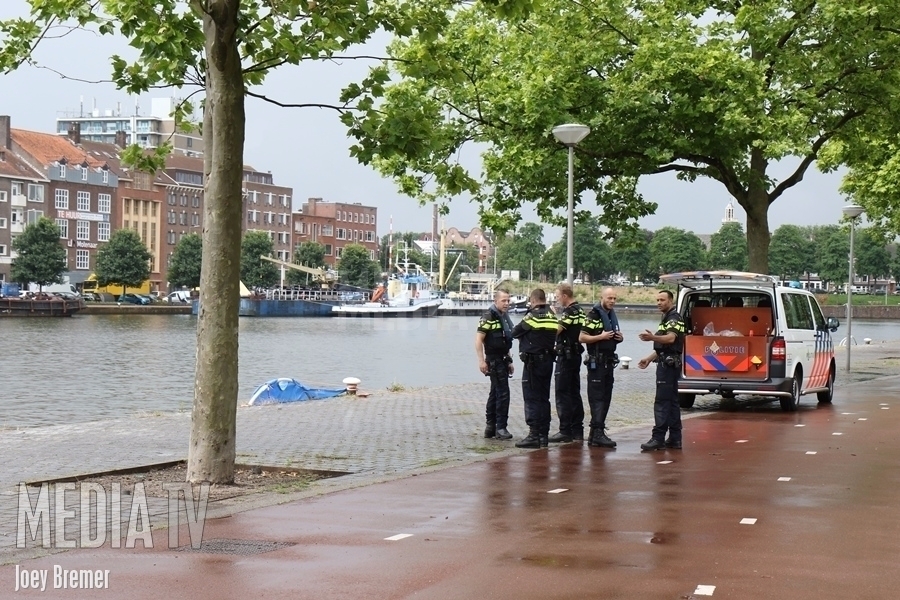 Overleden persoon aangetroffen in het water van de Coolhaven in Rotterdam (video)