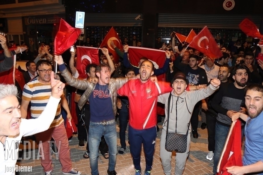 Turken in Rotterdam verzamelen zich bij het consulaat Westblaak Rotterdam (video)