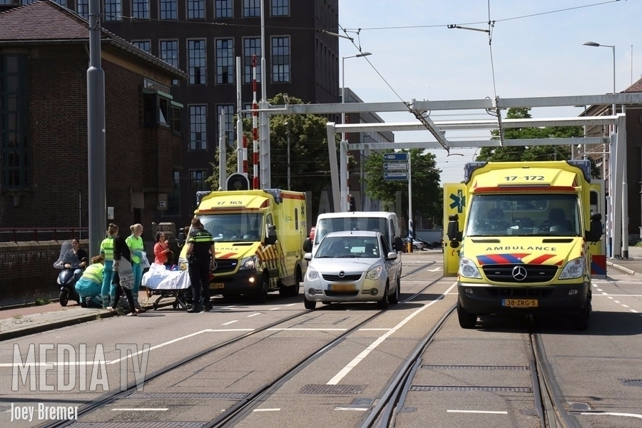 Twee gewonden bij aanrijding op de brug van de Parksluizen in Rotterdam