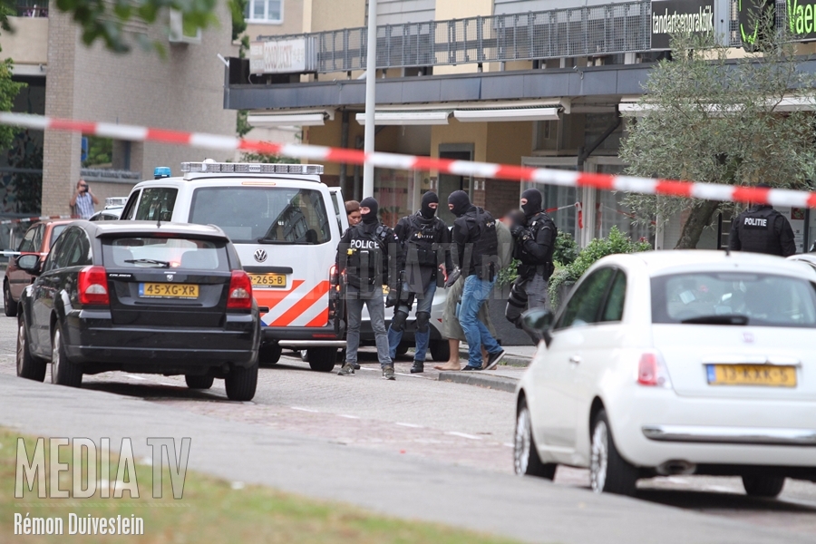 Arrestatieteam haalt verwarde man uit huis Vaerhorst Rotterdam (video)