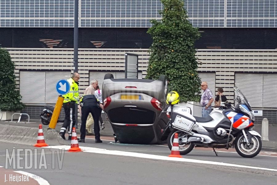 Auto op z'n kop G.H. Betzweg Rotterdam
