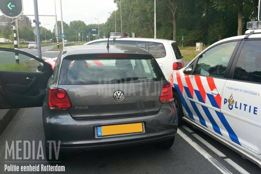 Gestolen auto met geladen vuurwapen klemgereden Groene Kruisweg Rotterdam