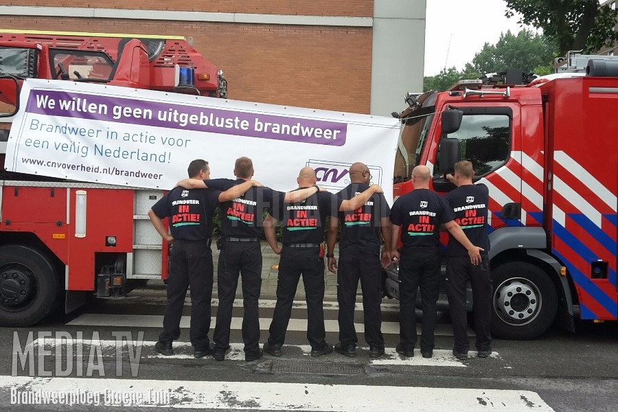 Brandweerploeg Groene Tuin Rotterdam voert ludieke actie in verzorgingstehuis