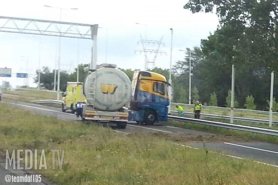 Geschaarde trekker met oplegger blokkeert toerit naar snelweg A15 bij Rotterdam-Pernis