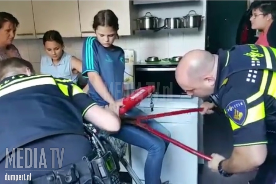 Politie Schiedam bevrijdt meisje uit winkelwagentje (video)
