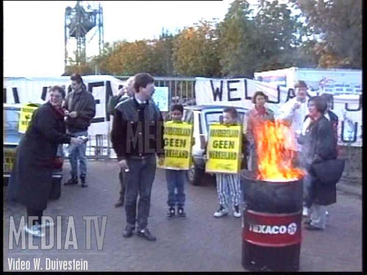 MediaTVClassics: (1993) Tonnen puin van spoorviaduct reden tot protest bewoners Noordereiland (video)