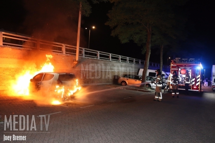 Auto volledig in brand Breeplein Rotterdam (video)
