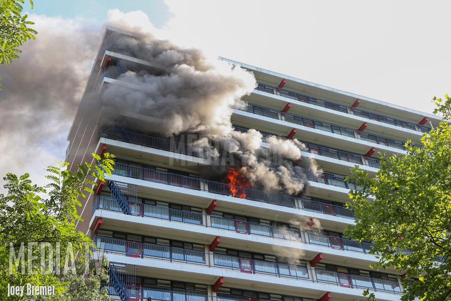 Grote uitslaande brand aan de Favrestraat in Rotterdam (video)