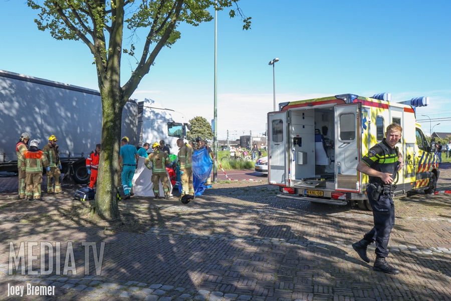 Fietsster belandt onder vrachtwagen Westhavenkade Vlaardingen (video)