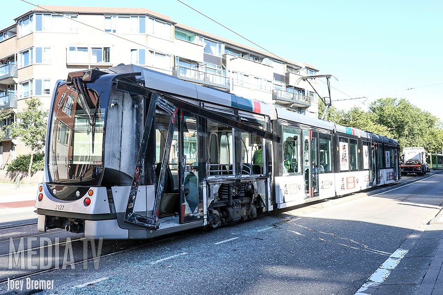 Tram en vrachtwagen veroorzaken ravage Jonker Fransstraat Rotterdam (video)