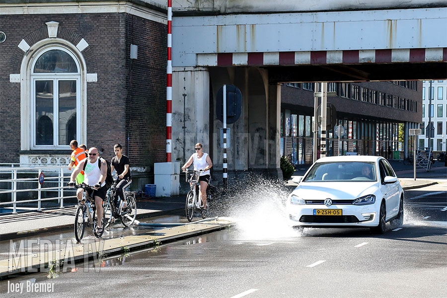 Rotterdamse bruggen koel gehouden bij extreme hitte