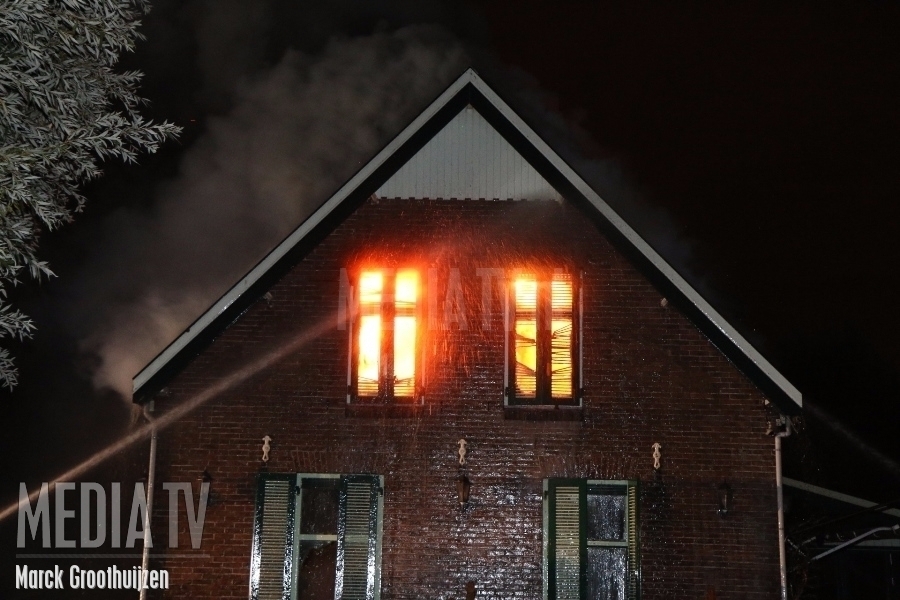 Uitslaande brand in vrijstaand woonhuis Kerkweg Vierpolders (video)