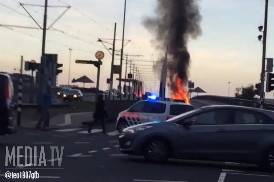 Auto in vlammen op Varkenoordseviaduct Rotterdam