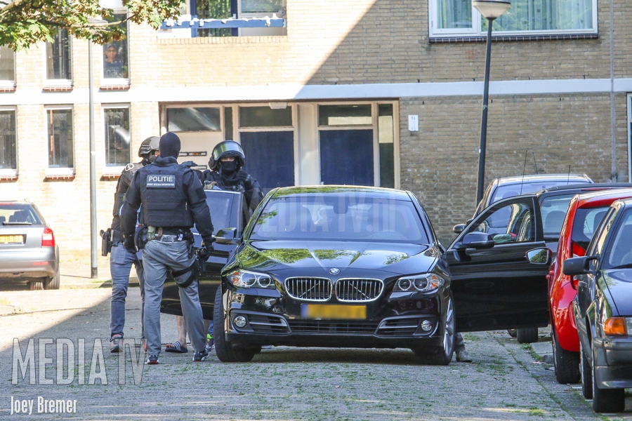 Aanhouding bij inval in woning door arrestatieteam Verdistraat Schiedam (video)