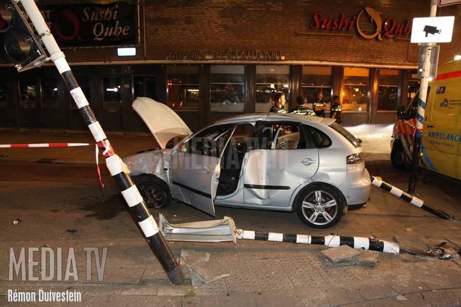 Veel schade bij aanrijding op het Hofplein in Rotterdam
