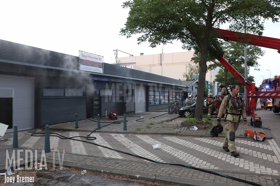 Middelbrand in bedrijfspand Linschotenstraat Rotterdam