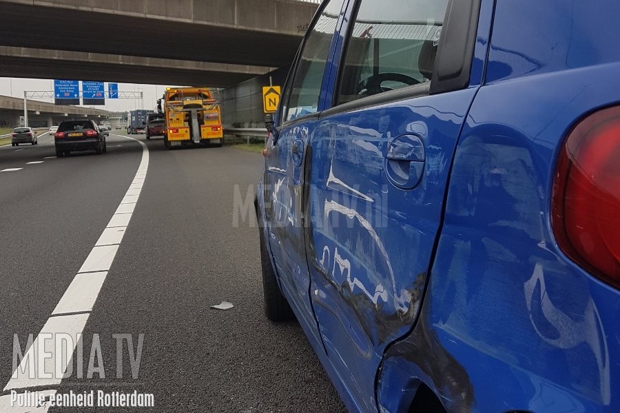 Gestrande auto met pech wordt geraakt door vrachtwagen op de snelweg A15 bij Hoogvliet