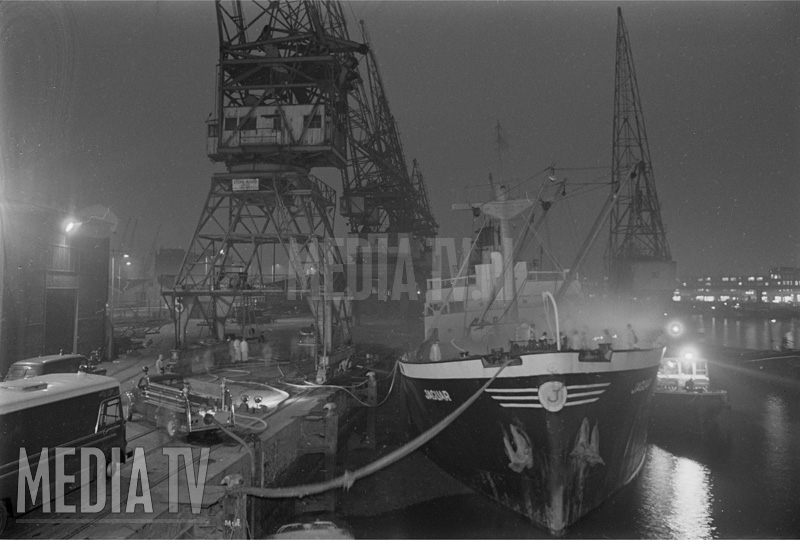 MediaTV Classics: (1966) Explosie en brand op vrachtschip Jaguar in Maashaven Rotterdam