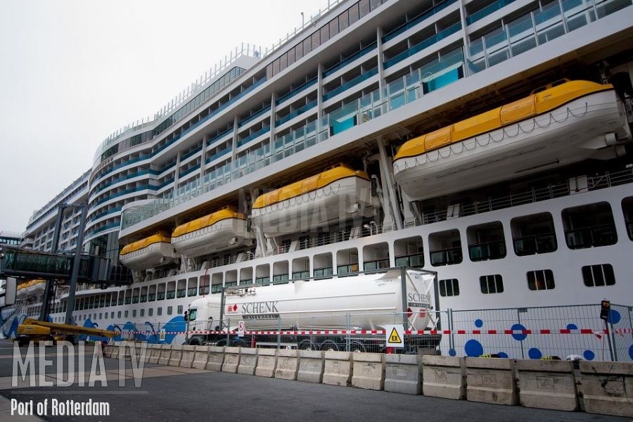 Cruiseschip AIDAprima "tankt" LNG voor de elektriciteitsvoorziening aan boord