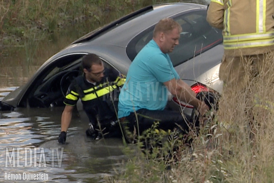 Omstanders redden man uit te water geraakte auto Berkel en Rodenrijs (video)
