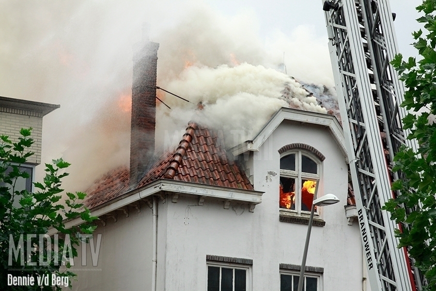 Grote brand in leegstaand pand Kerkweg-Oost Waddinxveen (video)