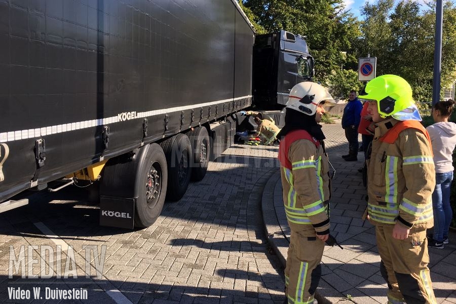 Fietser onder vrachtwagen op Overschieseweg Rotterdam (video)