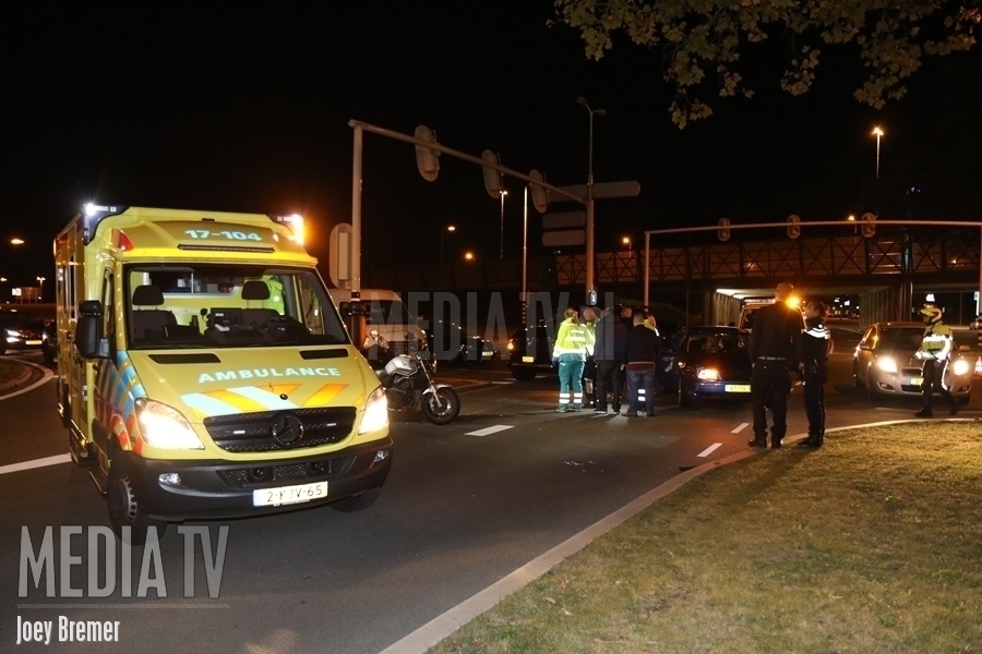 Auto en motor botsen op de s-Gravelandseweg in Schiedam