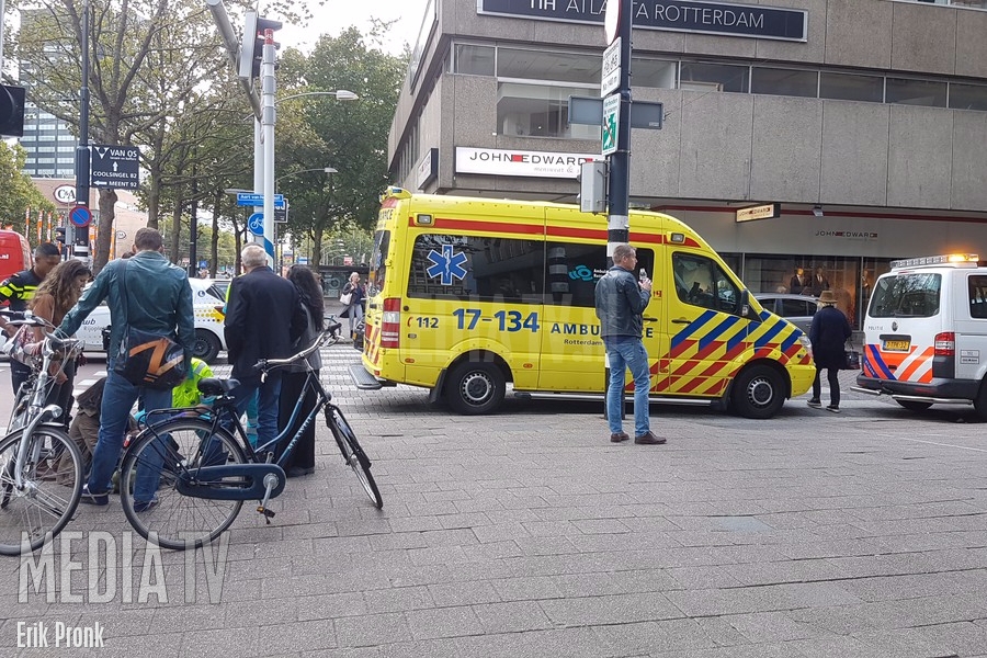 Fietster gewond bij aanrijding; Automobilist rijdt door Aert van Nesstraat Rotterdam