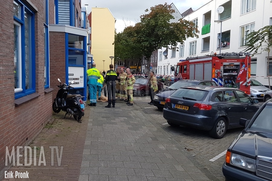 Man overgiet zichzelf met benzine op de Helenastraat in Rotterdam