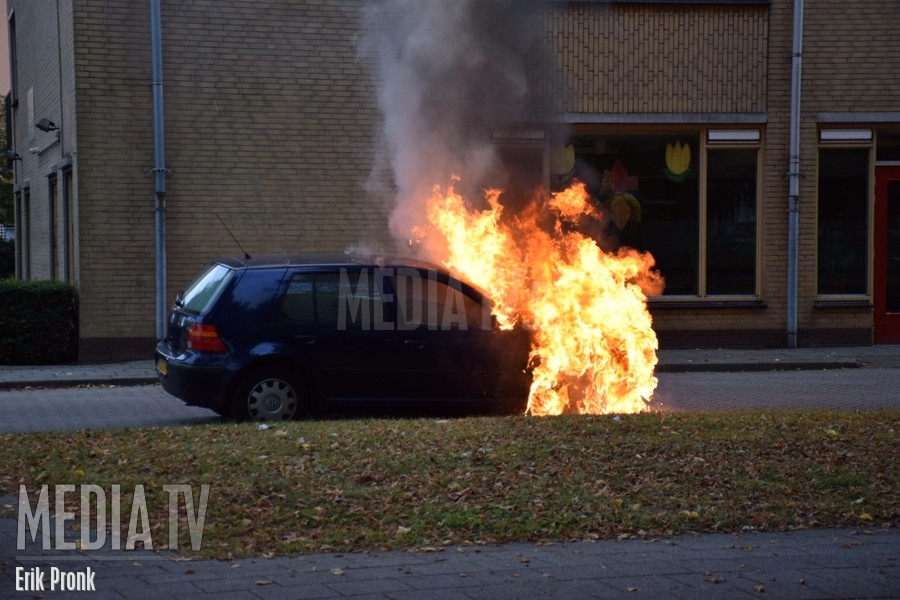 Auto gaat in vlammen op Hoekersingel Rotterdam (video)