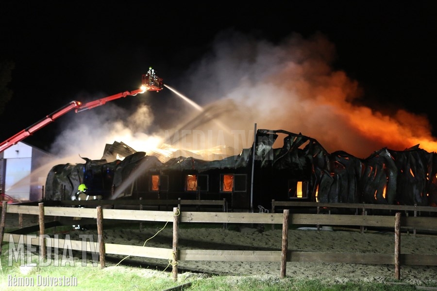 Uitslaande brand in paardenstal aan de Boerenweg in Sommelsdijk (video)