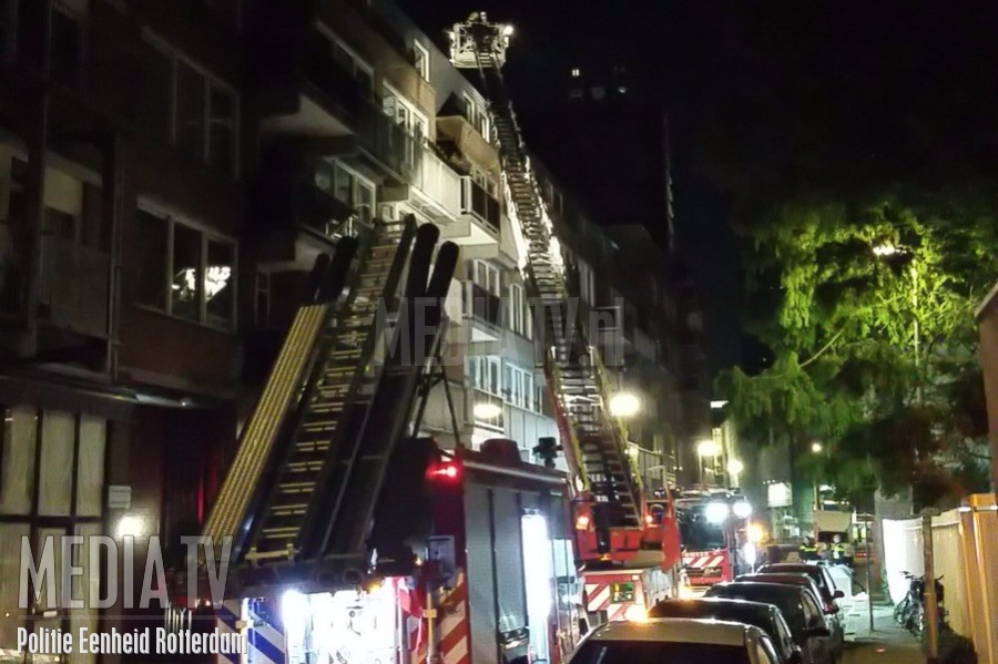 Brandweer redt man van balkon bij keukenbrand Mauritsstraat Rotterdam