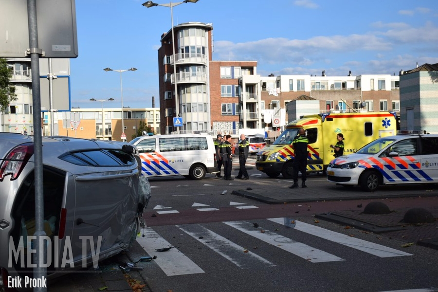 Auto eindigt op z'n kant na botsing Vuurplaat Rotterdam
