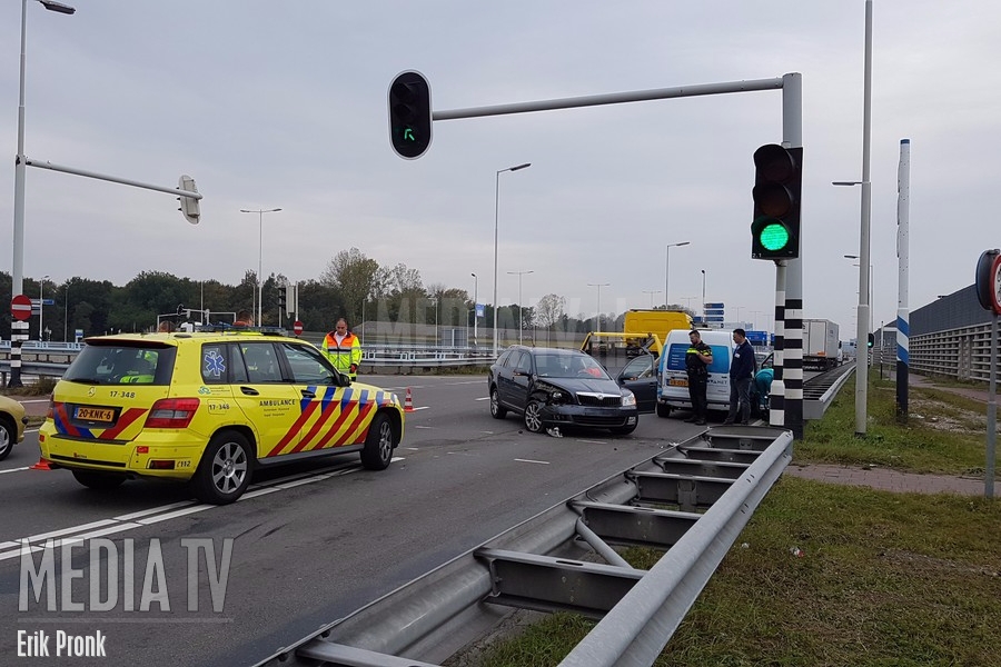 Twee voertuigen botsen op het Aveling-viaduct in Rotterdam-Hoogvliet