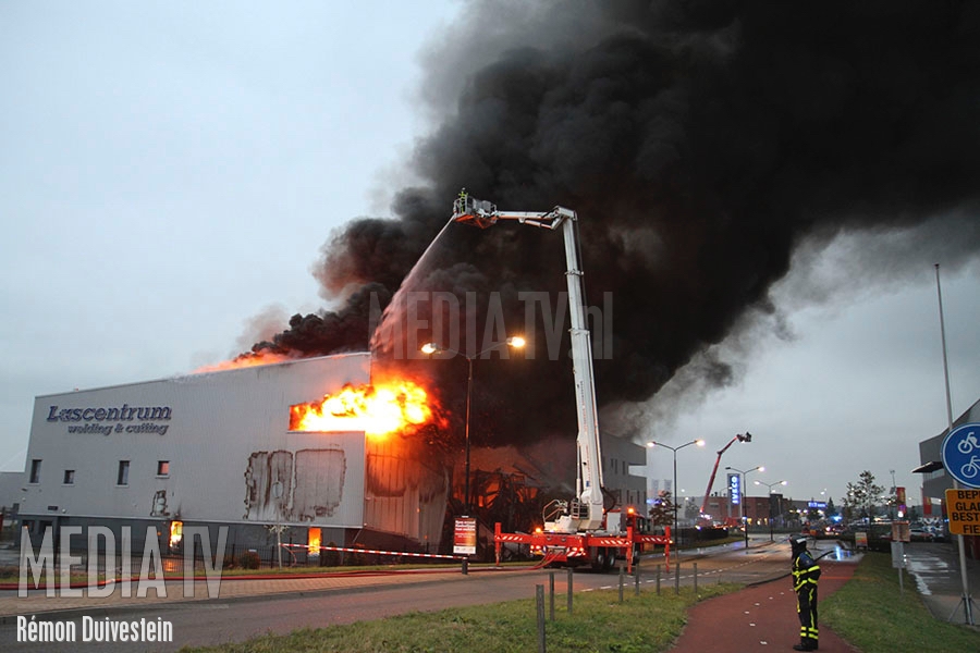 Zeer grote brand legt groothandel Alblasserdam in de as (video)