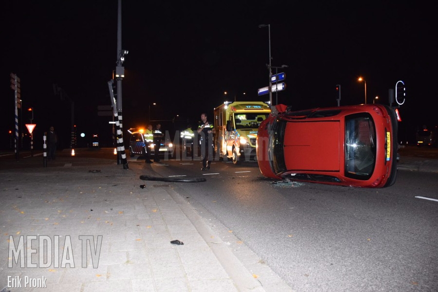 Beginnende beschonken automobilist op z'n kant bij eenzijdig ongeval Waalhaven Zuidzijde