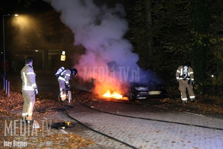 BMW brandt uit op de Noorderkanaalweg in Rotterdam