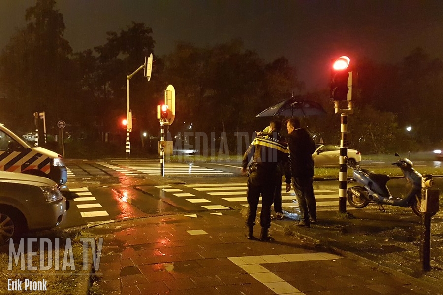 Ongeval tussen auto en scooter op de Burgemeester Heusdenslaan in Vlaardingen