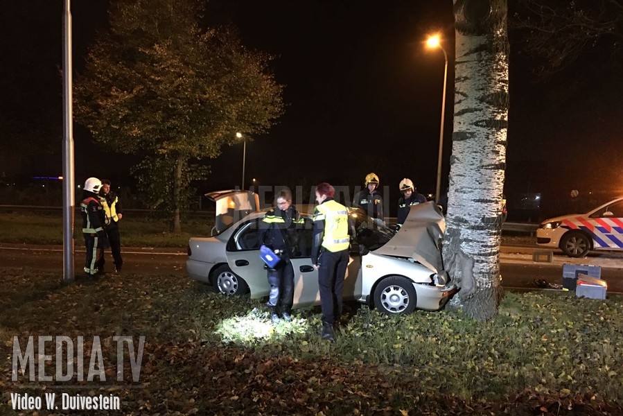 Drie gewonden bij auto tegen boom Hoofdweg Zuid Nieuwerkerk a/d IJssel
