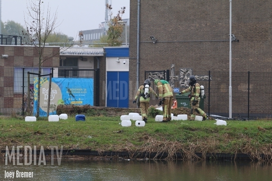 Ruim 100 vaten met mogelijk gevaarlijke stof gedumpt Laanslootseweg Rotterdam (video)
