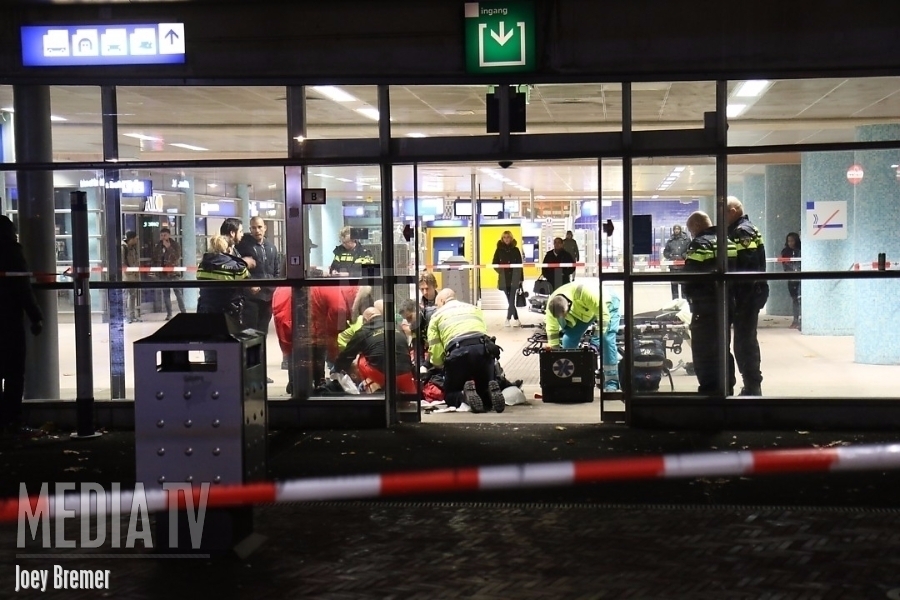 Man zwaargewond bij steekpartij in hal station Schiedam Centrum (video)