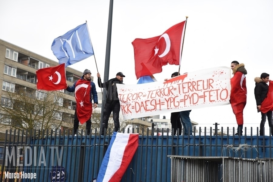 Turkse demonstratie tegen terrorisme op het Afrikaanderplein in Rotterdam