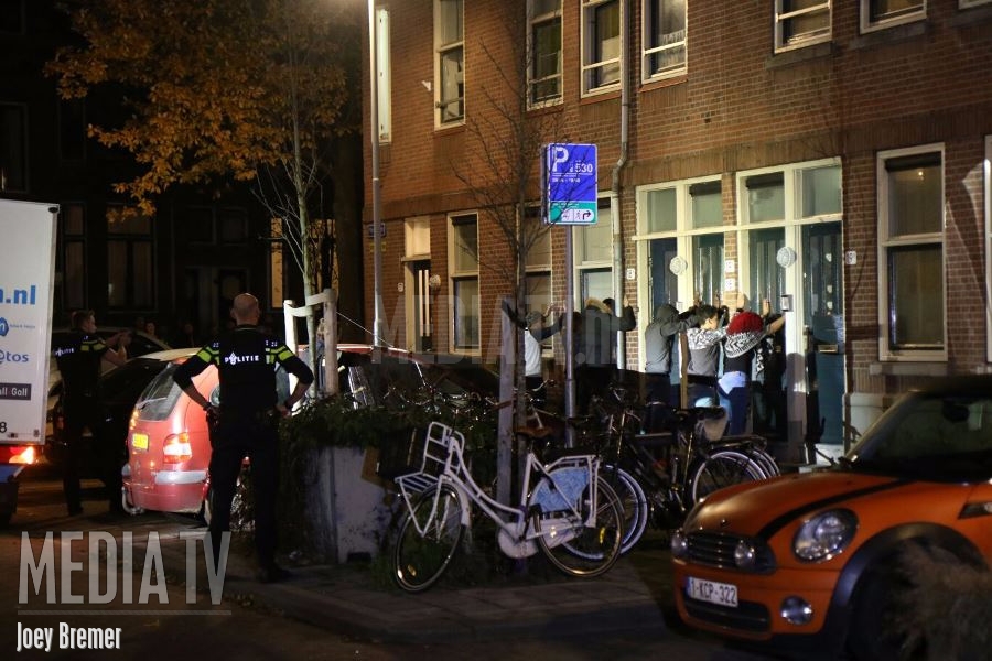 Politie valt woning binnen aan het Virulyplein in Rotterdam (video)