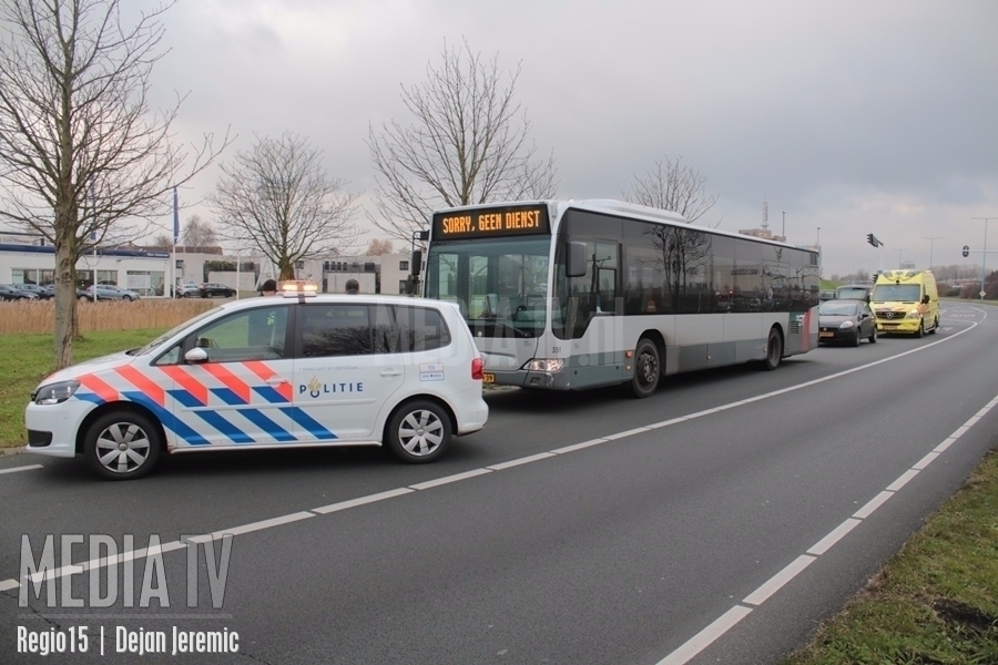 Gewonde passagiers zitten ruim een uur in RET-bus na aanrijding in Zoetermeer