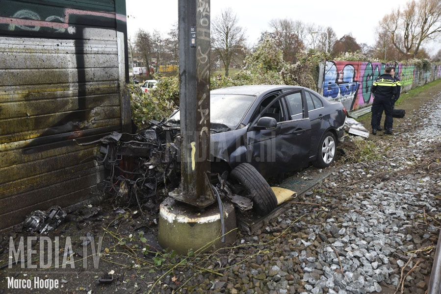 Auto komt op spoor terecht in Voorschoten