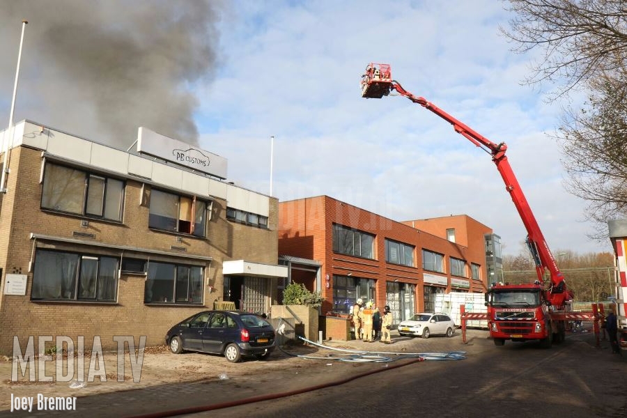 Grote brand in bedrijfspand aan de James Wattweg in Vlaardingen (video)