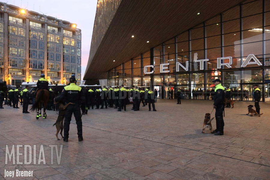 Drukte op Rotterdam-Centraal voorafgaand aan de voetbalwedstrijd Feyenoord - Fenerbahce