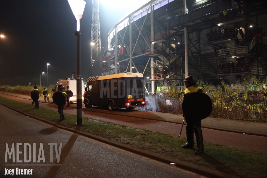 Grimmige sfeer rond De Kuip bij de wedstrijd Feyenoord - ADO Den Haag